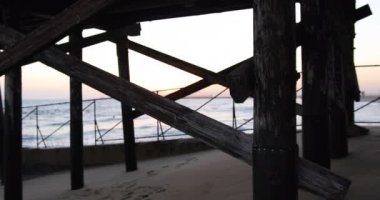 Siluetli ahşap iskele. Arka planda yeşil ekran veya krom anahtar için Kaliforniya günbatımı var. Birleşiklik ya da anahtarlama için odak dışı ya da odaksız çekim. 4k