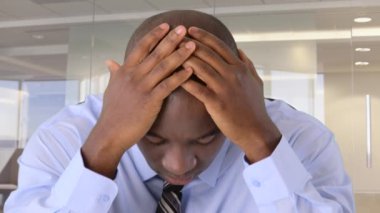 Afrika kökenli Amerikalı işadamı kameraya bakıyor.