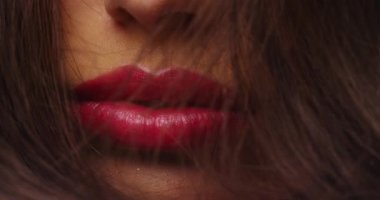 Uzun saçlı Meksikalı kadının dudakları closeup