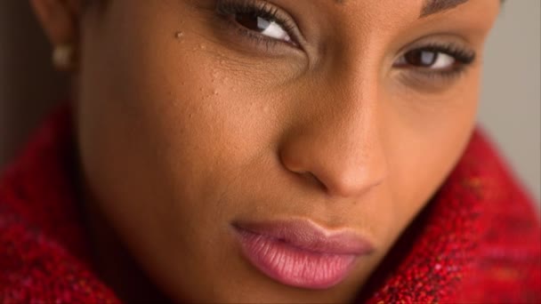 Κοντινό Πλάνο Του Προσώπου Της Αφροαμερικανής Γυναίκας — Αρχείο Βίντεο