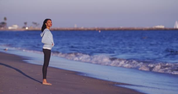 Black Woman Enjoying Ocean View Waves Come — Stock Video