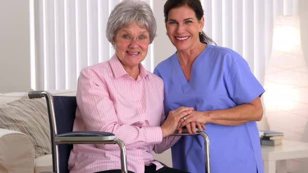 Retrato Paciente Feliz Con Cuidador Senior — Vídeos de Stock