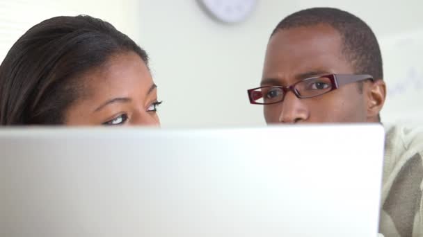 Africký Americký Kancelářský Pracovník Používající Notebook — Stock video