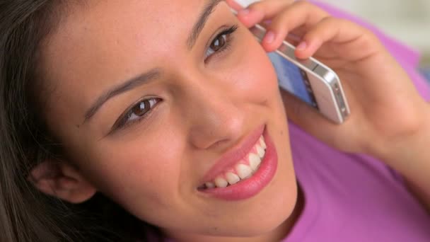 Spaanse Vrouw Met Behulp Van Mobiele Telefoon Bed — Stockvideo