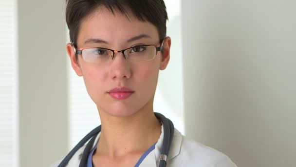 Çinli Kadın Doktor Portresi — Stok video