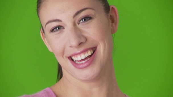Zbliżenie Portret Uśmiechniętej Młodej Kobiety — Wideo stockowe
