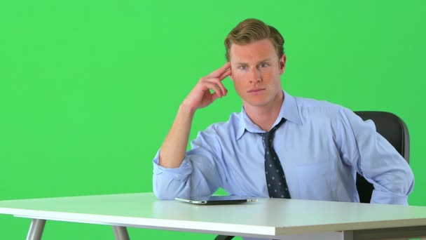 Yeşil Ekranda Masasında Oturan Kendine Güvenen Bir Adamı — Stok video