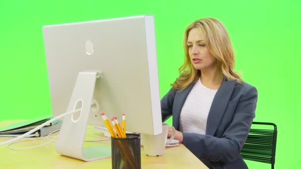 Affärskvinna Som Arbetar Med Dator — Stockvideo