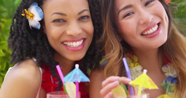 カクテルを飲みながら熱帯の休暇に女性の笑顔をクローズ アップ — ストック動画