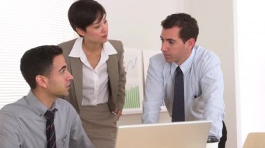 Çok ırklı iş adamları masa başında çok çalışıyor.