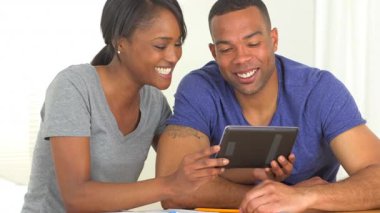 Afrikalı çift internetten tablet alıyor