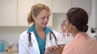 kadın doktor hasta ile konuşmak