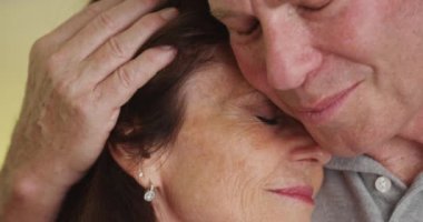 Sevgi dolu kocası tarafından tutulan olgun bir kadın.