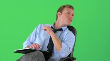 Yeşil ekran üzerinde düşünen iş adamlarına yakın plan