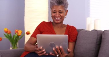 Afrikalı kadın kıdemli Webcam tablet