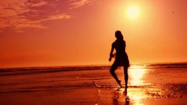 Gün batımında sahil balesi ağır çekimde