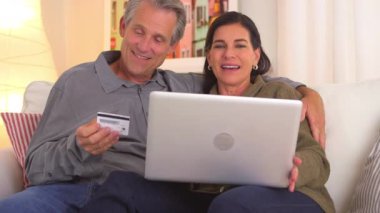 Üst düzey bir çift internetten bilgisayar alıyor.