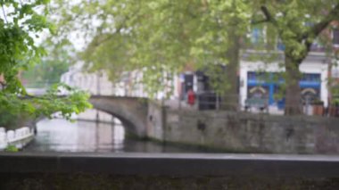 Birleşim için Avrupa 'nın pitoresk şehrinin odak alanı dışında. Bruges 'de bulanık bir kanal görüntüsü. 4k