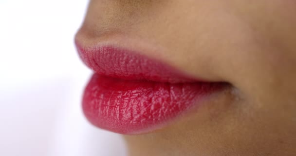 黑人女人的红色甘美的嘴唇 — 图库视频影像