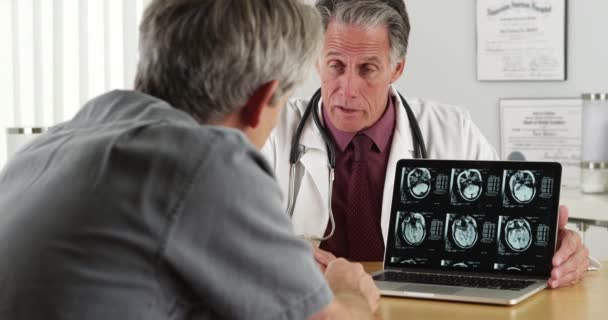 Kıdemli Doktor Yaşlı Bir Hastayla Röntgen Taramasıyla Konuşuyor — Stok video