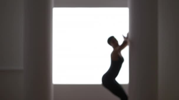 Pencerenin Önünde Dans Eden Odak Dışı Kadın — Stok video
