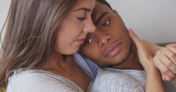Close Afro Americano Millennial Homem Descansando Sobre Caucasiano Namorada Como — Vídeo de Stock