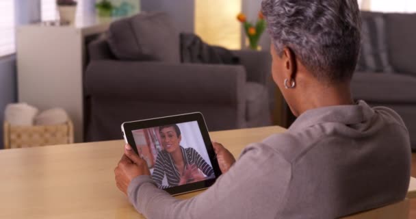 成熟的黑人奶奶在平板电脑上进行网络伪装 — 图库视频影像