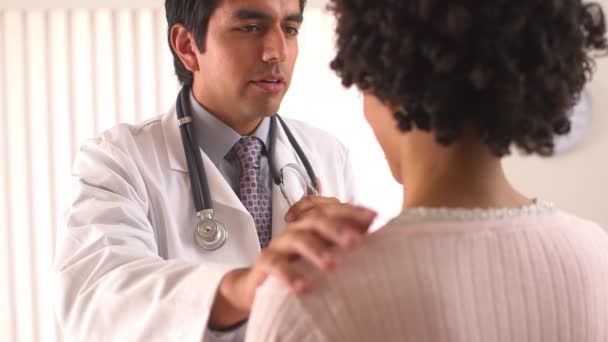 Hispanischer Arzt Mit Der Hand Auf Der Schulter Des Patienten — Stockvideo