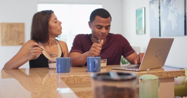 Afroameričané Běloši Jedí Snídani Cereálie Zatímco Přítel Odpovídá Maily Mladé — Stock video
