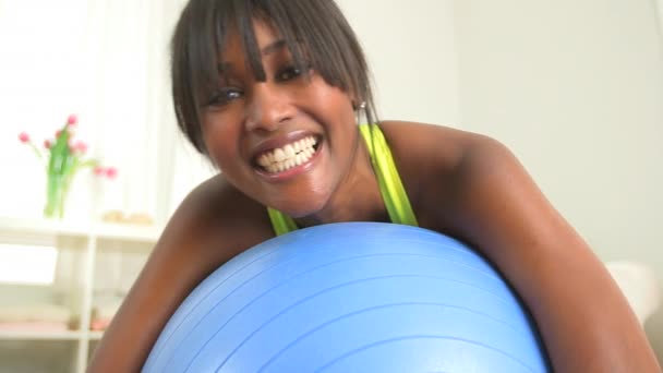 Mulher Negra Feliz Saudável Sorrindo Bola Exercício — Vídeo de Stock