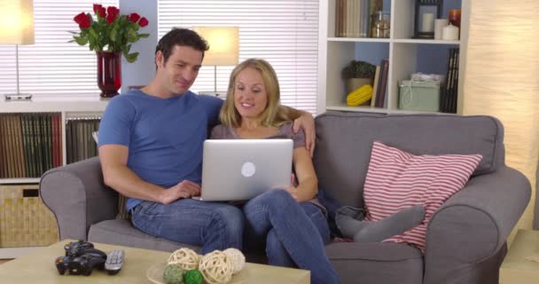 Tatlı Çift Kanepede Dizüstü Bilgisayar Ile Oturup — Stok video
