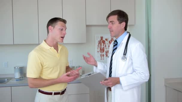 医务室的医生和病人 — 图库视频影像