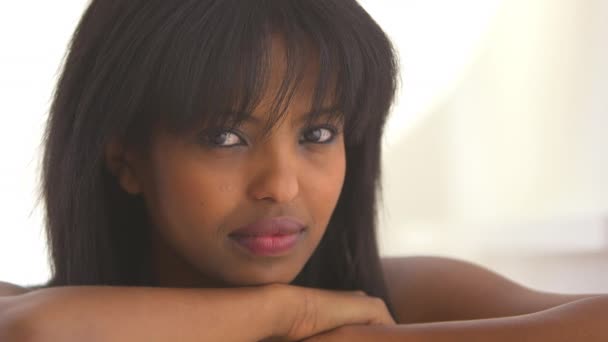 Siyahi Kız Kollarında Çene Dinlendiriyor Gülümsüyor — Stok video