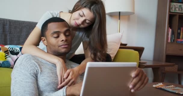 Momento Amável Entre Casal Como Namorada Beija Seu Namorado Bochecha — Vídeo de Stock