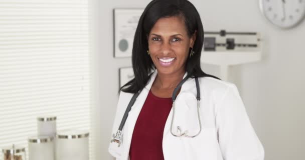 Senior Africana Mujer Médico Sonriendo — Vídeos de Stock
