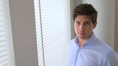 Cam kenarında duran işadamı