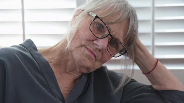 Κοντινό Πορτραίτο Μιας Ηλικιωμένης Λευκής Γυναίκας Γυαλιά Που Κοιτάζει Την — Αρχείο Βίντεο
