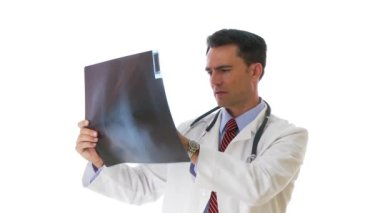 Doktor röntgeni inceliyor.
