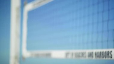 Mavi gökyüzüne karşı bir voleybol ağı yaklaş. Yaz günü plajda netin dağılmış görüntüsü. 4k
