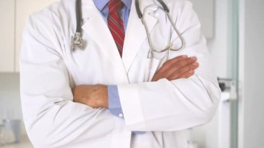 Steteskoplu erkek doktoru kapatın.