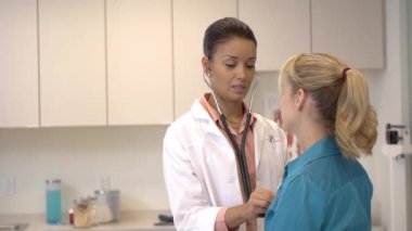 kadın doktor hasta ile konuşmak