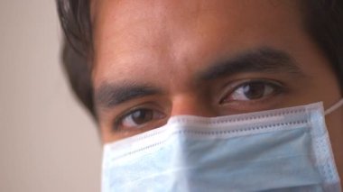 Cerrahi maskeli İspanyol doktor.