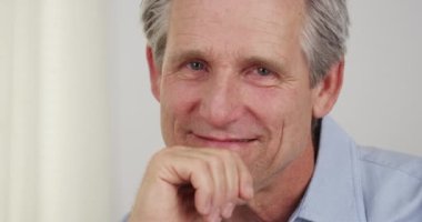 Olgun gülümseyen adam yakın çekim.