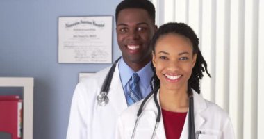 Kadar yakın, Afrikalı-Amerikalı doktor gülümseyen