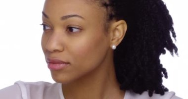 Kameraya bakarak çekici Afrika kadın