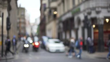 İngiltere, Londra 'nın kalabalık bir bölgesinde yaya geçidi görüntüsü bulanık. Banliyöden aceleyle geçen yolcuların odaklanmış görüntüsü. 4k
