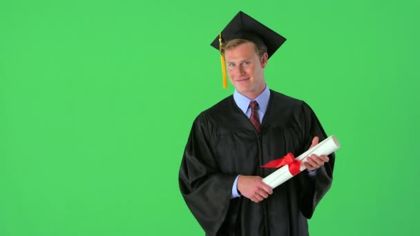 緑の画面上の若い幸せな卒業生 — ストック動画