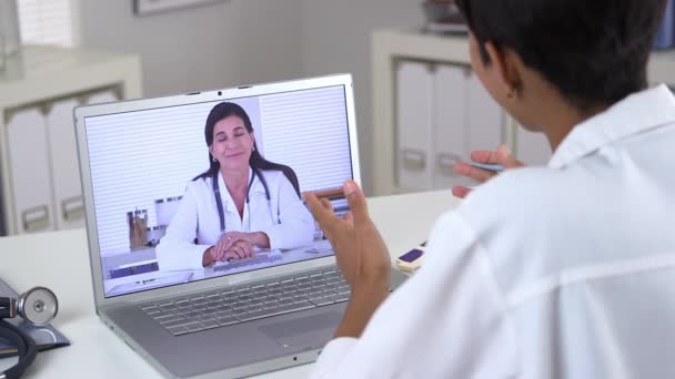 Médico Segurando Videoconferência Com Colega — Vídeo de Stock
