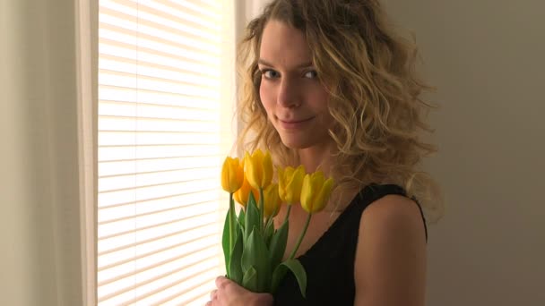 Femme Caucasienne Sentant Bouquet Tulipes Par Fenêtre — Video