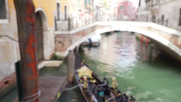 Zamazane Ujęcie Mostu Nad Wąskim Kanałem Wenecji Włoszech Rozproszona Płyta — Wideo stockowe